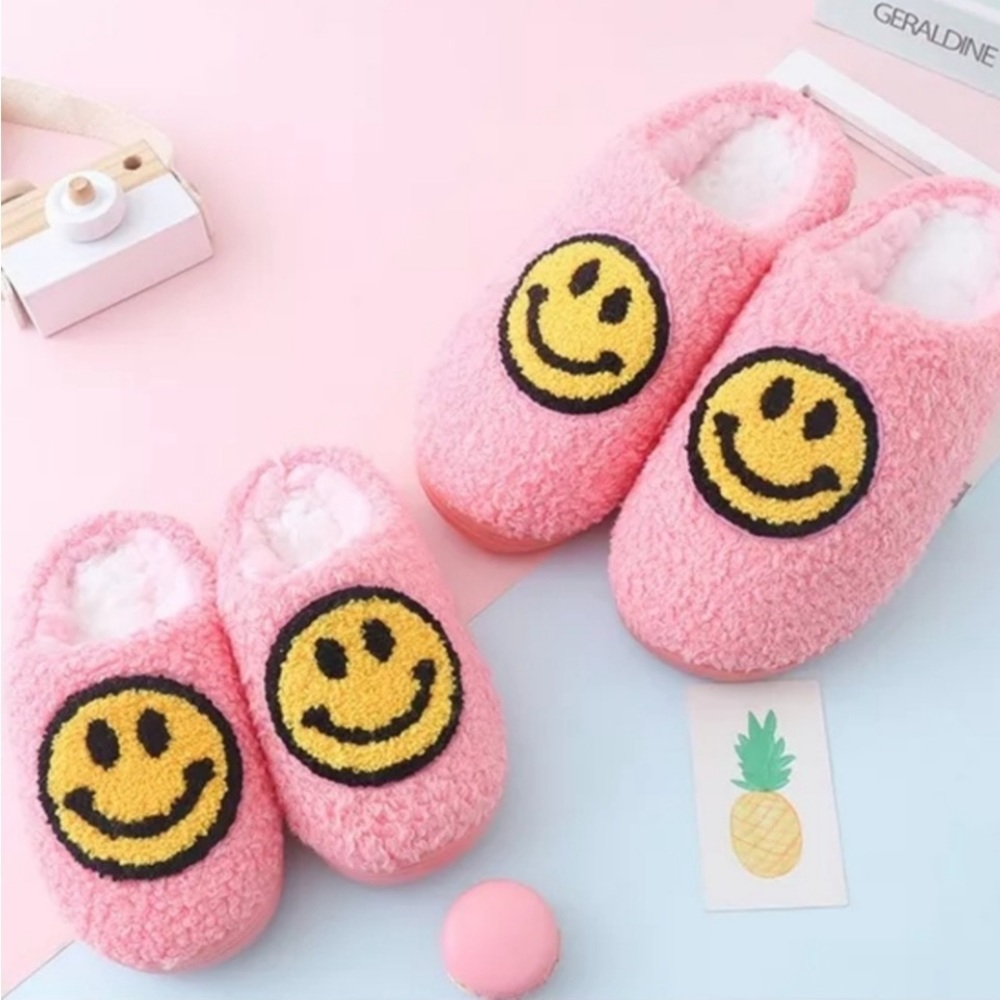 🌸💞🎀NWT PINK 😃 SMILEY SLIPPERS